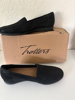 Woman’s Trotters Deanna Black Mini Dots Leather Loafers SZ 7 N NIB